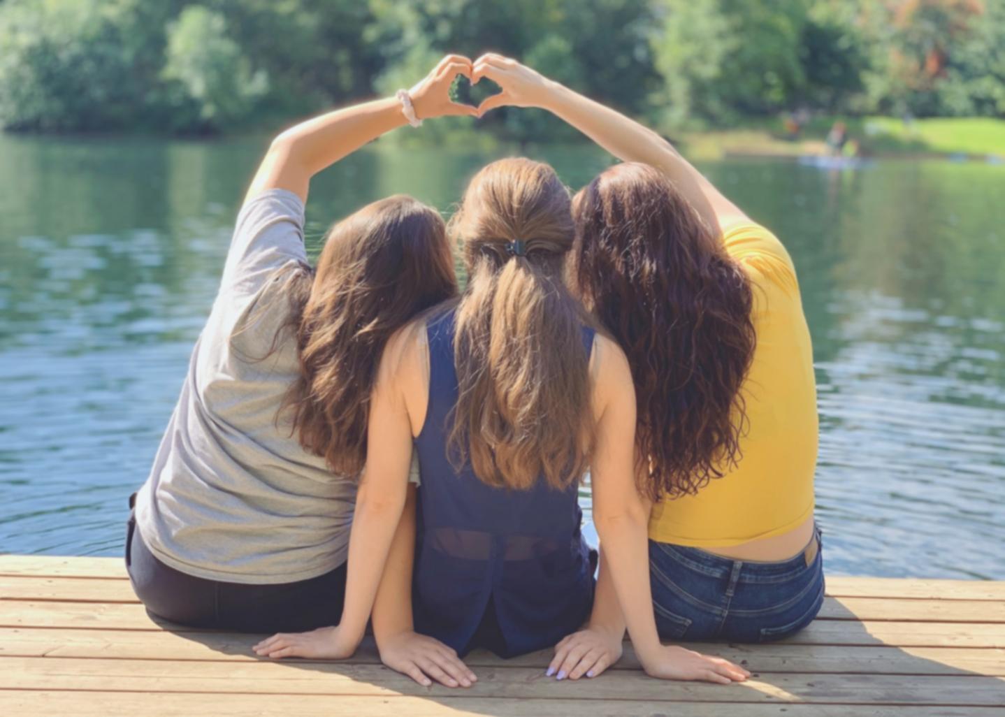 Professionelle Haarschnitt-Demonstration in modernem Salon