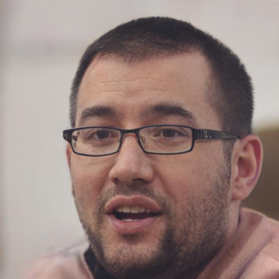 Erfahrener Barbier und Ausbilder bei der Arbeit