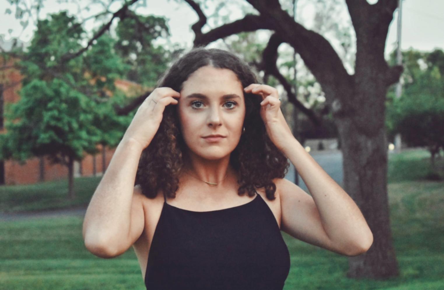 Professioneller Barber bei der Arbeit mit modernen Werkzeugen und Techniken